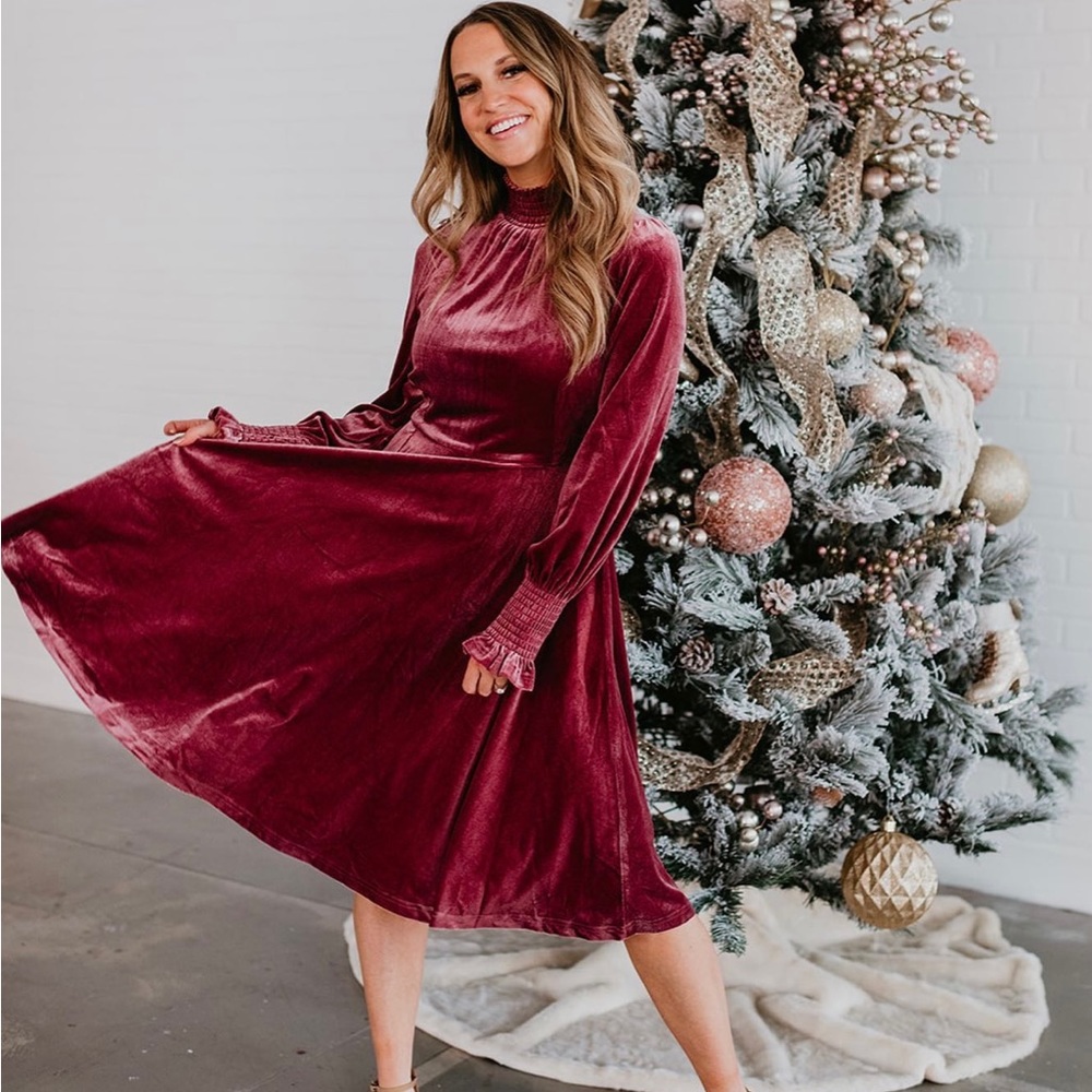 SASSY RED LIPSTICK X PINK DESERT SUGAR PLUM VELVET DRESS IN FROSTED MAUVE